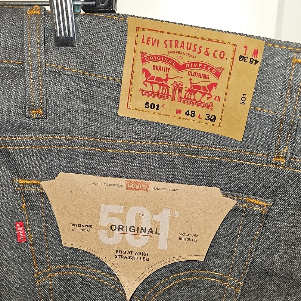 NWT Levi's Men's Dark Gray Relaxed Jeans (48x30) - Picture 2 of 9